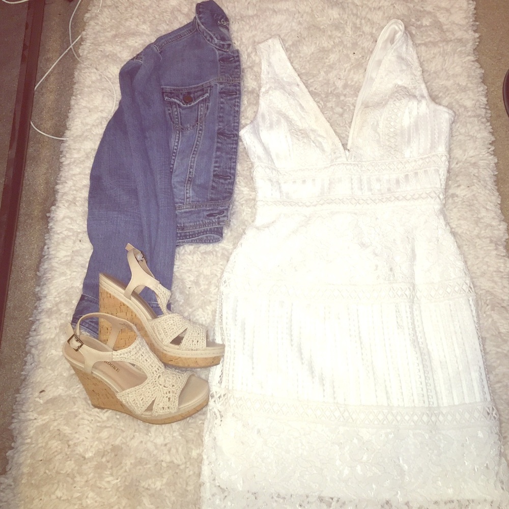 📦❌ SOLD ❌📦 White V-Cut Dress